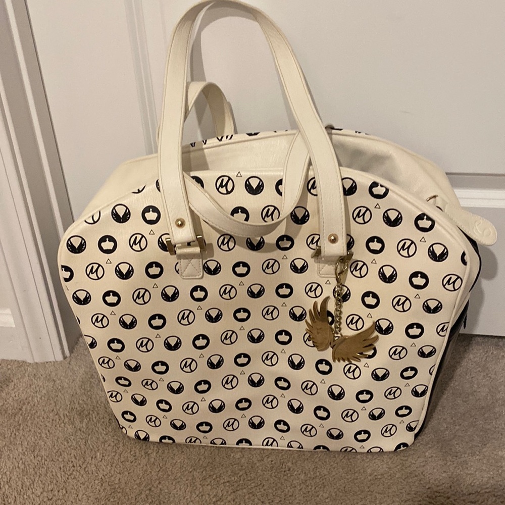 Italian leather CORTIGUAS tennis bag with charm. Multiple compartments.